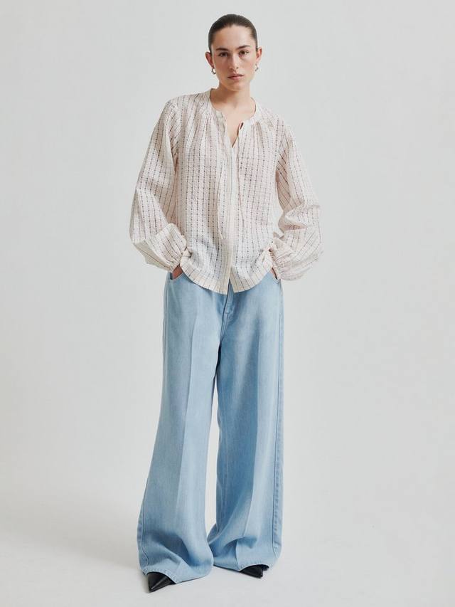 Топ с полосками и воротником-галстуком от Esters Second Female, White
Топ с полосками и воротником-галстуком от Esters Second Female, White