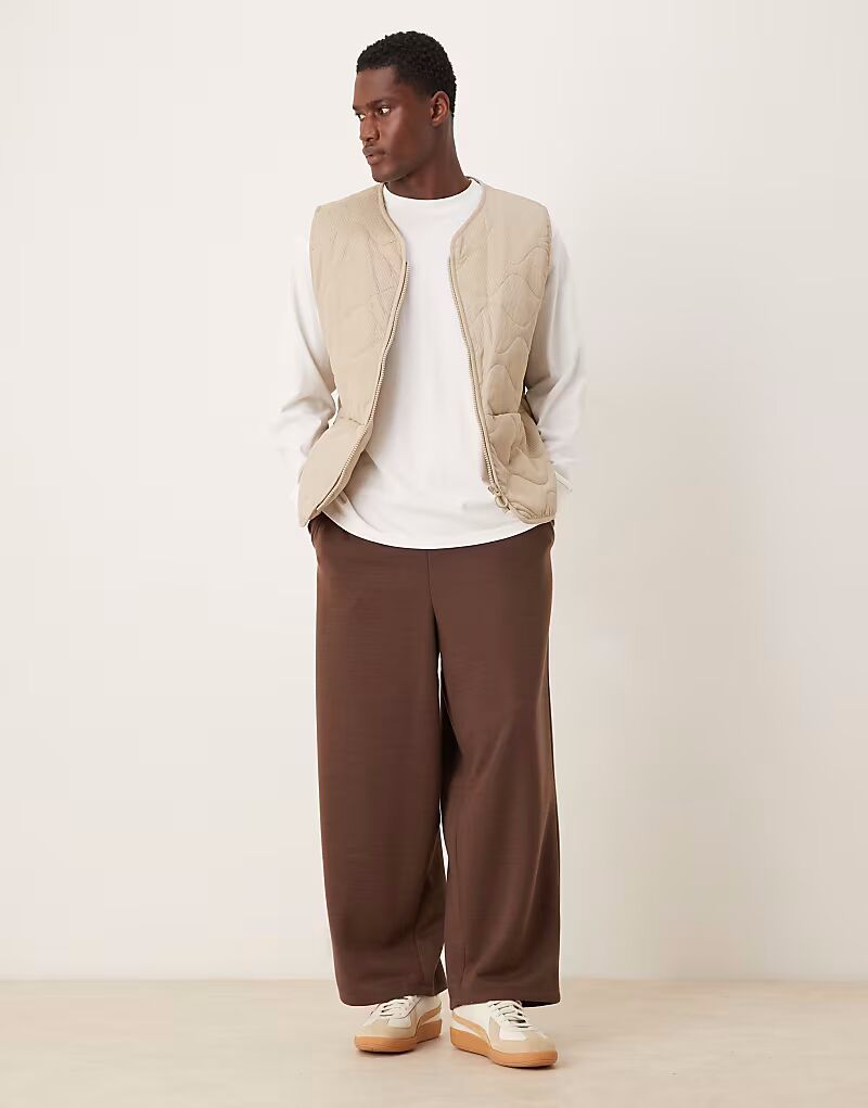 Спортивные брюки с вафельным принтом и тканым значком коричневого цвета Asos Design
Спортивные брюки с вафельным принтом и тканым значком коричневого цвета Asos Design