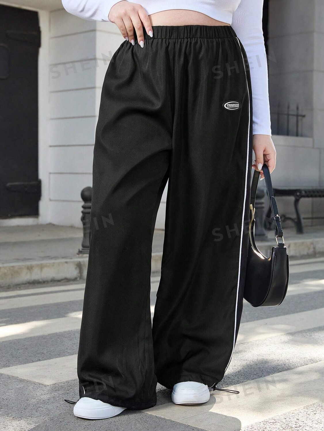 Essnce Брюки-джоггеры больших размеров с полосками по бокам и завязками на шнурке Shein, черный
Essnce Брюки-джоггеры больших размеров с полосками по бокам и завязками на шнурке Shein, черный