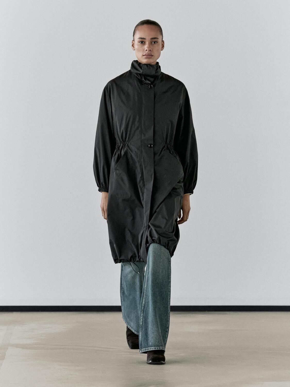 Водоотталкивающая парка со съемным внутренним жилетом Massimo Dutti, black
Водоотталкивающая парка со съемным внутренним жилетом Massimo Dutti, black