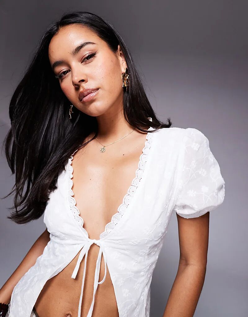 Белый топ от Princess Polly Sez с вышитой кружевной отделкой, рукавами-фонариками, завязками и разрезом спереди
Белый топ от Princess Polly Sez с вышитой кружевной отделкой, рукавами-фонариками, завязками и разрезом спереди