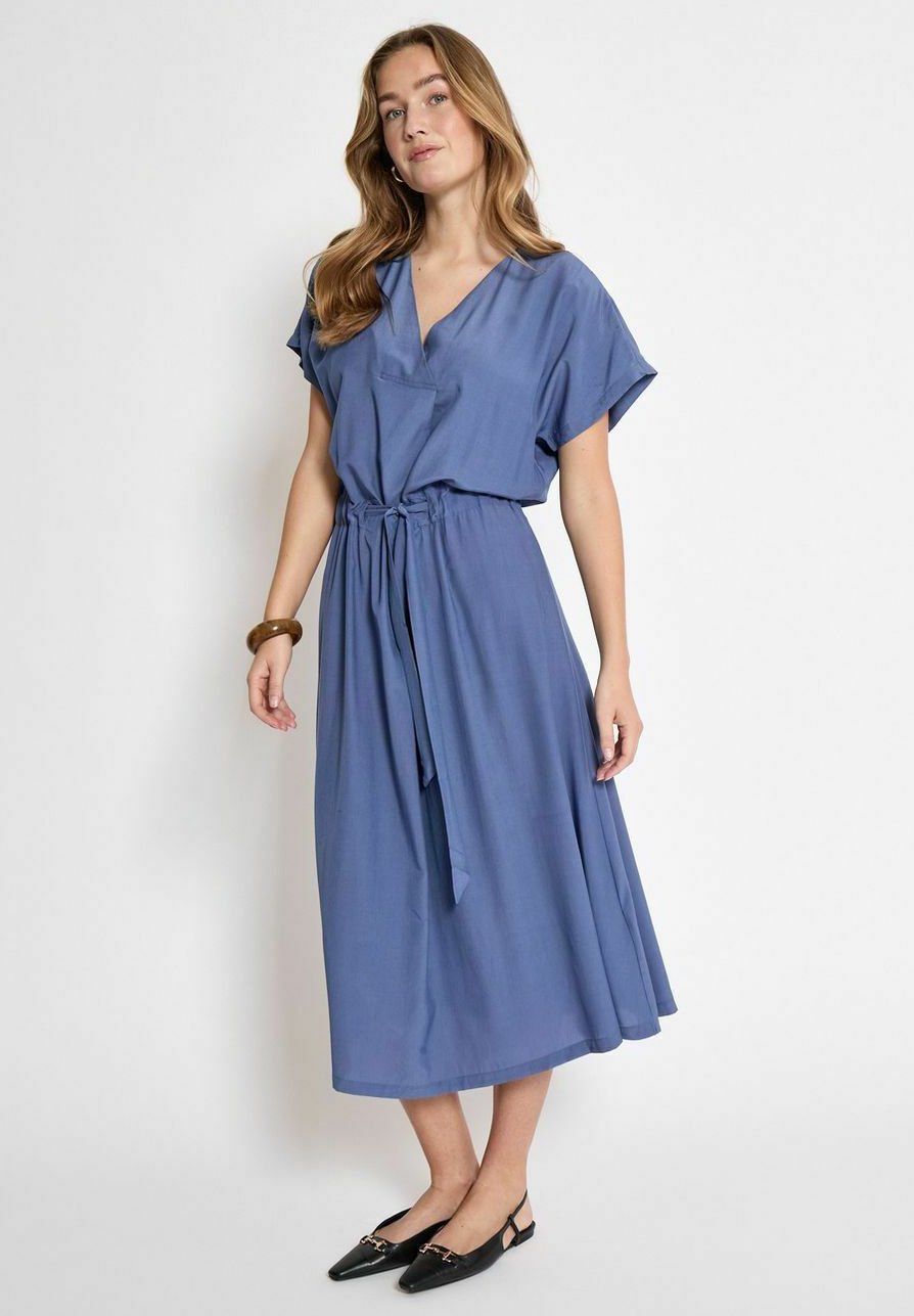 Повседневное платье MIDI Minus, синий
Повседневное платье MIDI Minus, синий