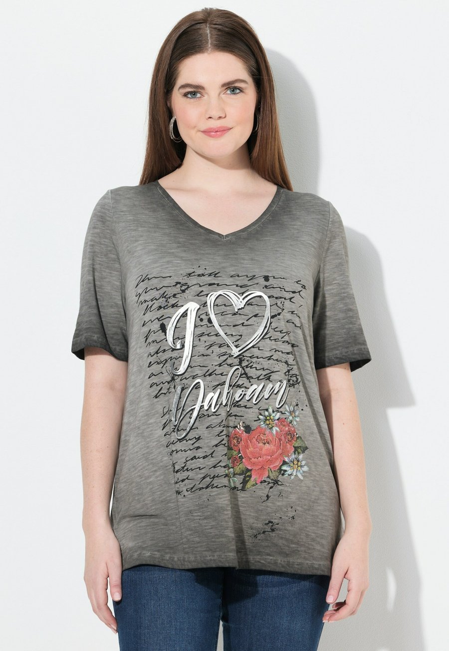 Футболка Ulla Popken DAHOAM SHORT SLEEVE GRAPHIC TEE, Black, Черный, Футболка Ulla Popken DAHOAM SHORT SLEEVE GRAPHIC TEE, Black
Футболка Ulla Popken DAHOAM SHORT SLEEVE GRAPHIC TEE, Black, Черный, Футболка Ulla Popken DAHOAM SHORT SLEEVE GRAPHIC TEE, Black