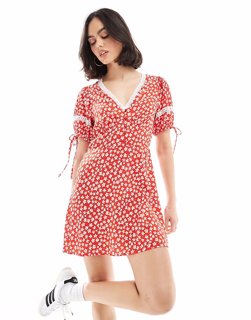 Платье-миниатюра Wednesday's Girl с цветочным принтом в красном цвете
Платье-миниатюра Wednesday's Girl с цветочным принтом в красном цвете