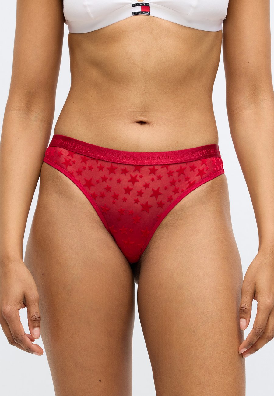Трусы Tommy Hilfiger PACKS GIFT THONG 5 PACK, Preppy Navy/Foggy Pink/Red/Multi-Coloured
Трусы Tommy Hilfiger PACKS GIFT THONG 5 PACK, Preppy Navy/Foggy Pink/Red/Multi-Coloured