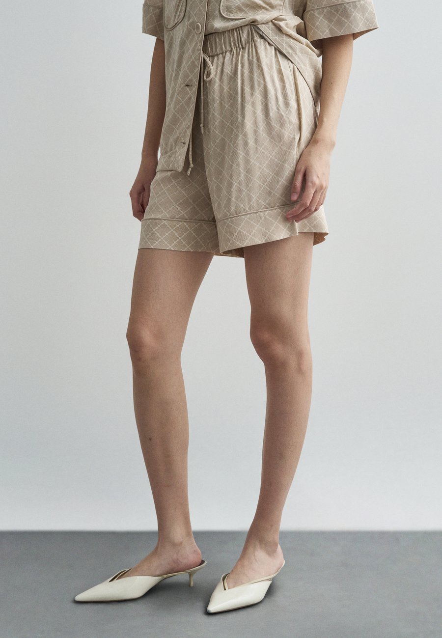 Шорты By Malene Birger LIANO , Feather/Sand
Шорты By Malene Birger LIANO , Feather/Sand