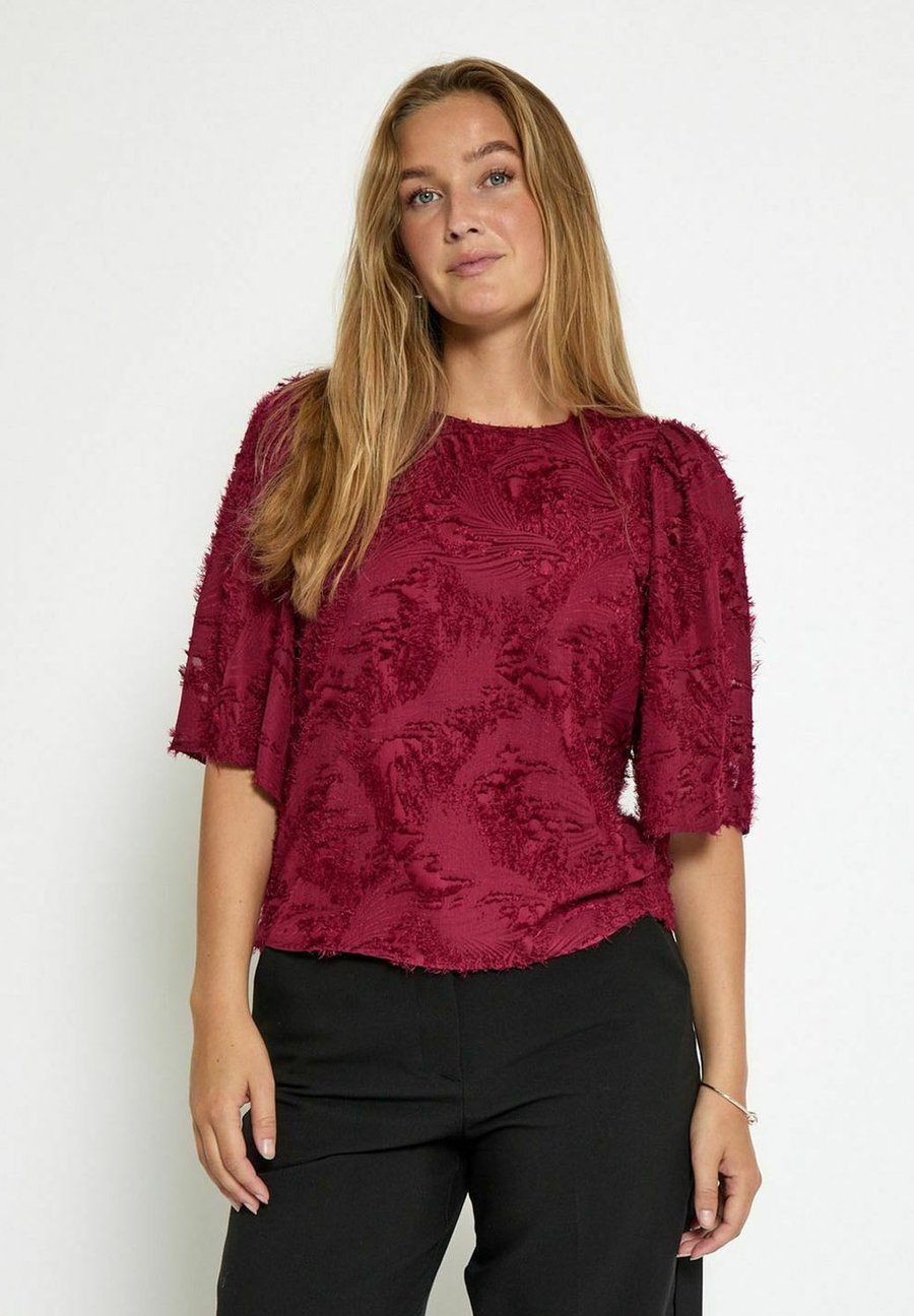 Блуза Minus HOLLIE, Cordovan/Red
Блуза Minus HOLLIE, Cordovan/Red