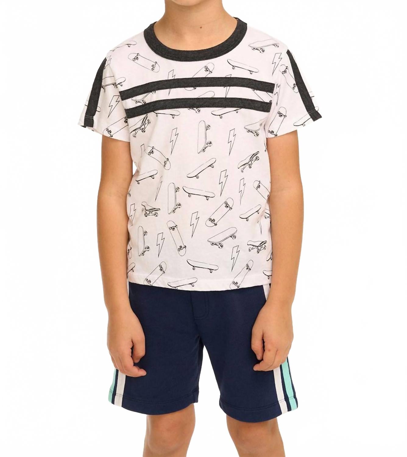 Футболка для мальчиков со скейтбордом и молниями в белом цвете Chaser
Футболка для мальчиков со скейтбордом и молниями в белом цвете Chaser