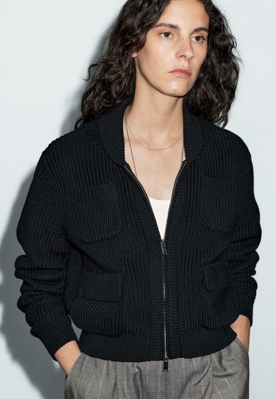 Кардиган Massimo Dutti ZIP-UP HIGH COLLAR, Dark Blue
Кардиган Massimo Dutti ZIP-UP HIGH COLLAR, Dark Blue