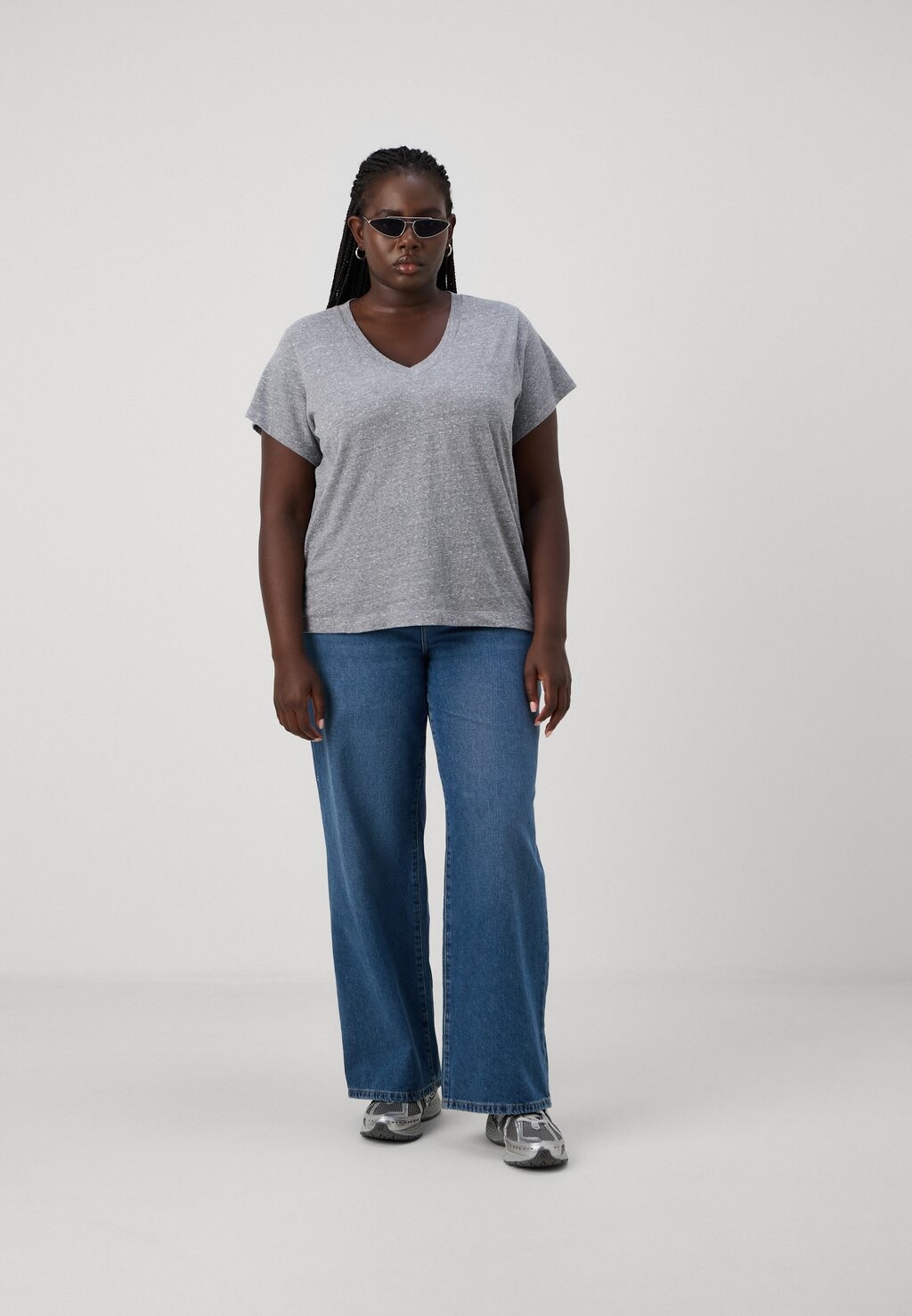 Простая футболка BOXY V NECK TEE Levi's, серый
Простая футболка BOXY V NECK TEE Levi's, серый