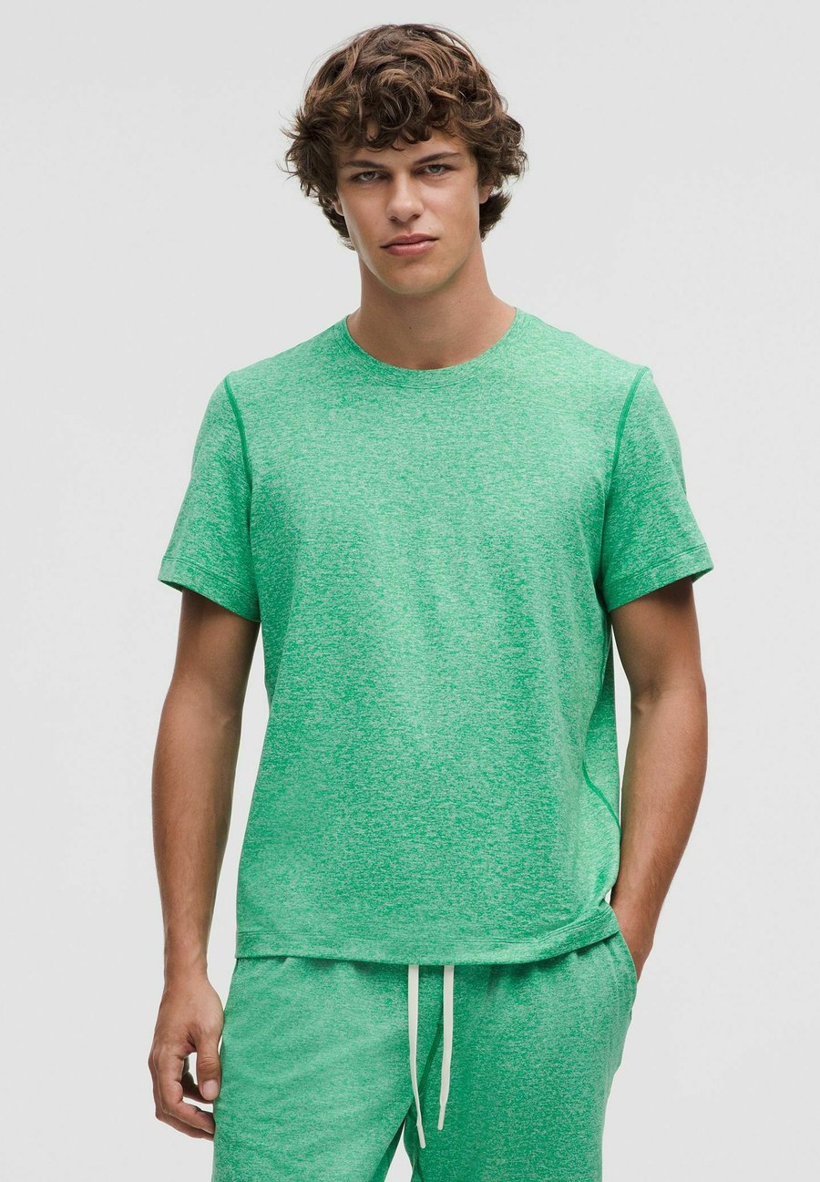 Спортивная футболка lululemon Soft Jersey , Heathered Raceway Green/Heathered Light Ivory/Green
Спортивная футболка lululemon Soft Jersey , Heathered Raceway Green/Heathered Light Ivory/Green