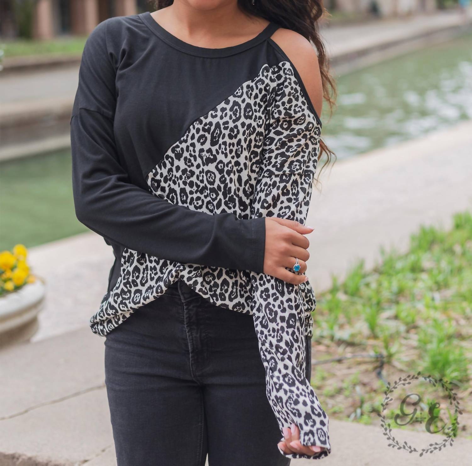 Беря под контроль топ с открытыми плечами и длинными рукавами белого цвета Southern Grace
Беря под контроль топ с открытыми плечами и длинными рукавами белого цвета Southern Grace