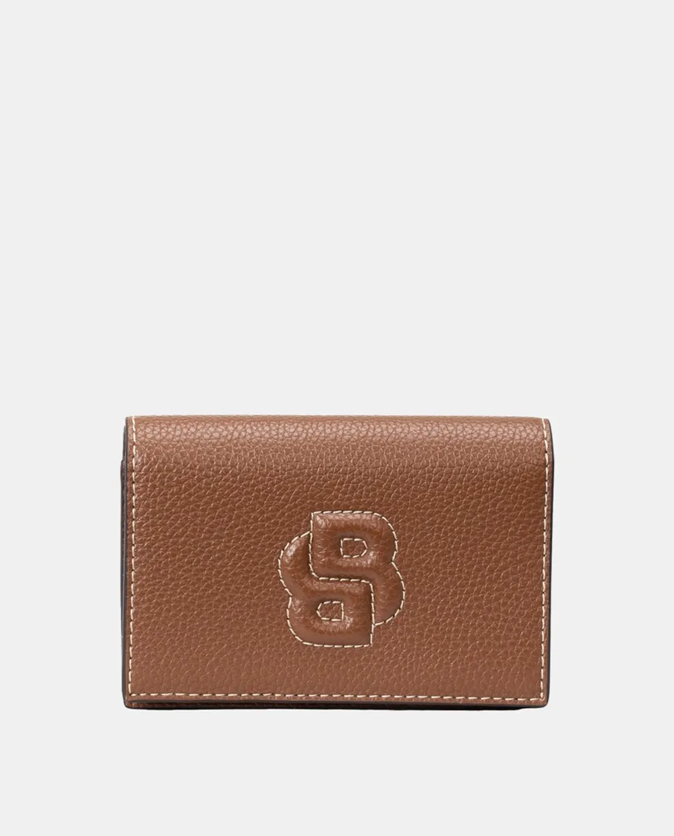 Кошелек с клапаном на кнопке, полностью подкладкой, центральным рельефным логотипом Boss, коричневый
Кошелек с клапаном на кнопке, полностью подкладкой, центральным рельефным логотипом Boss, коричневый