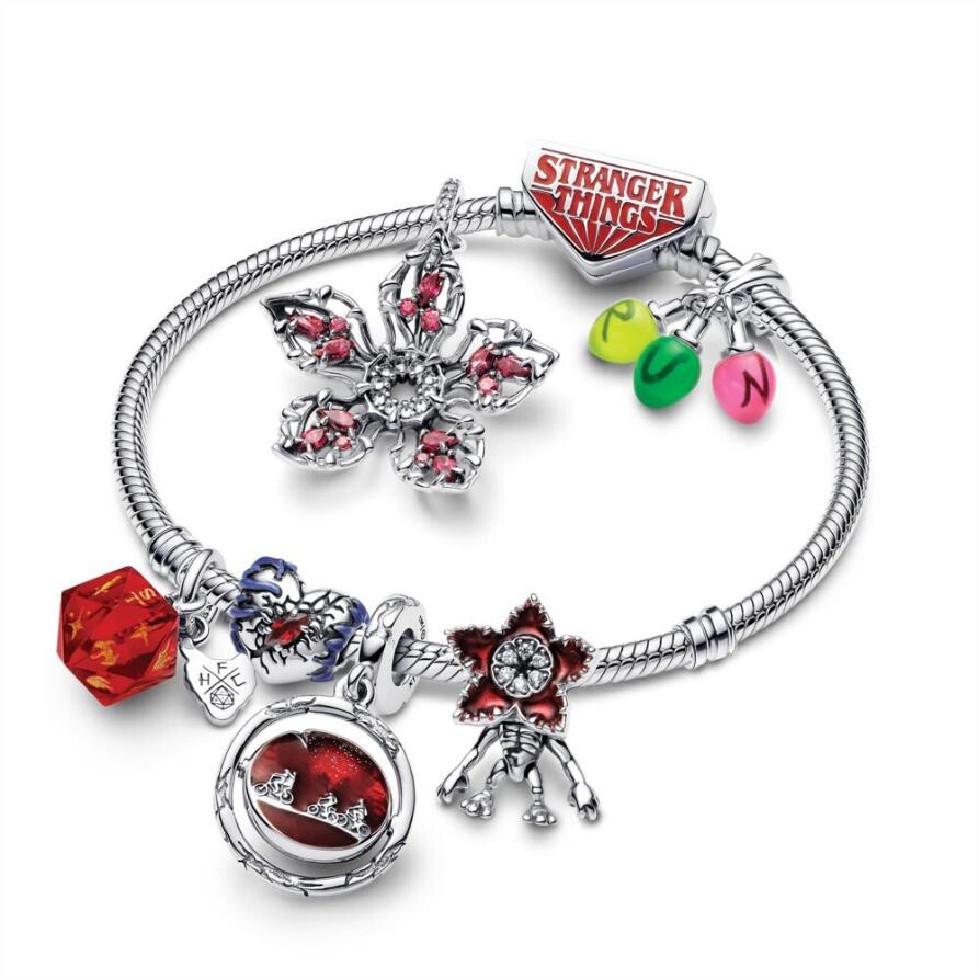Ювелирный набор Stranger Things Charm Bracelet Set Pandora
Ювелирный набор Stranger Things Charm Bracelet Set Pandora