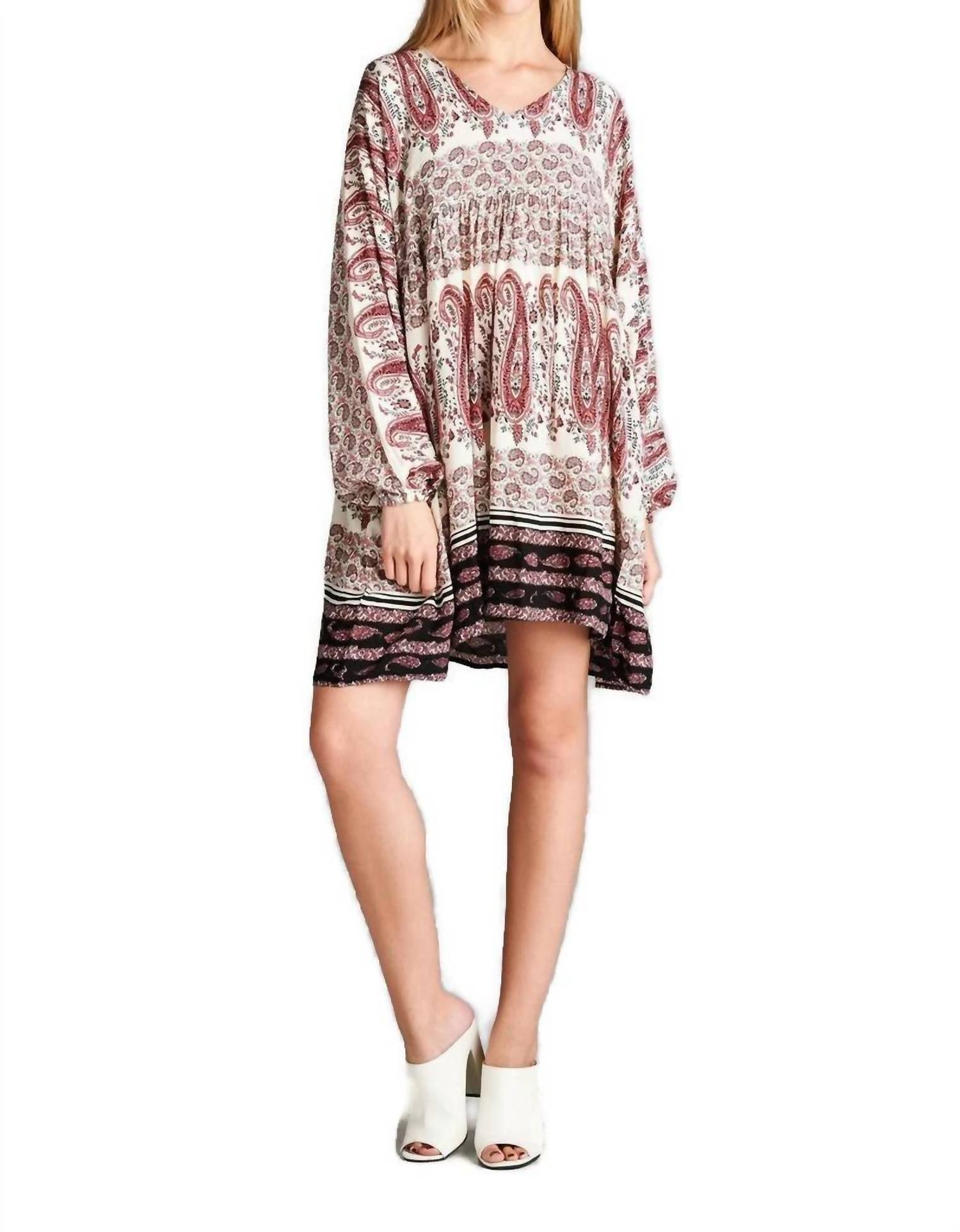 Мини-платье с V-образным вырезом и узором пейсли розового цвета Velzera
Мини-платье с V-образным вырезом и узором пейсли розового цвета Velzera