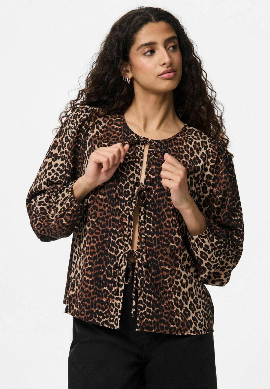 Блуза Pieces PCTIFFANY TIE , Black /Mottled Black
Блуза Pieces PCTIFFANY TIE , Black /Mottled Black