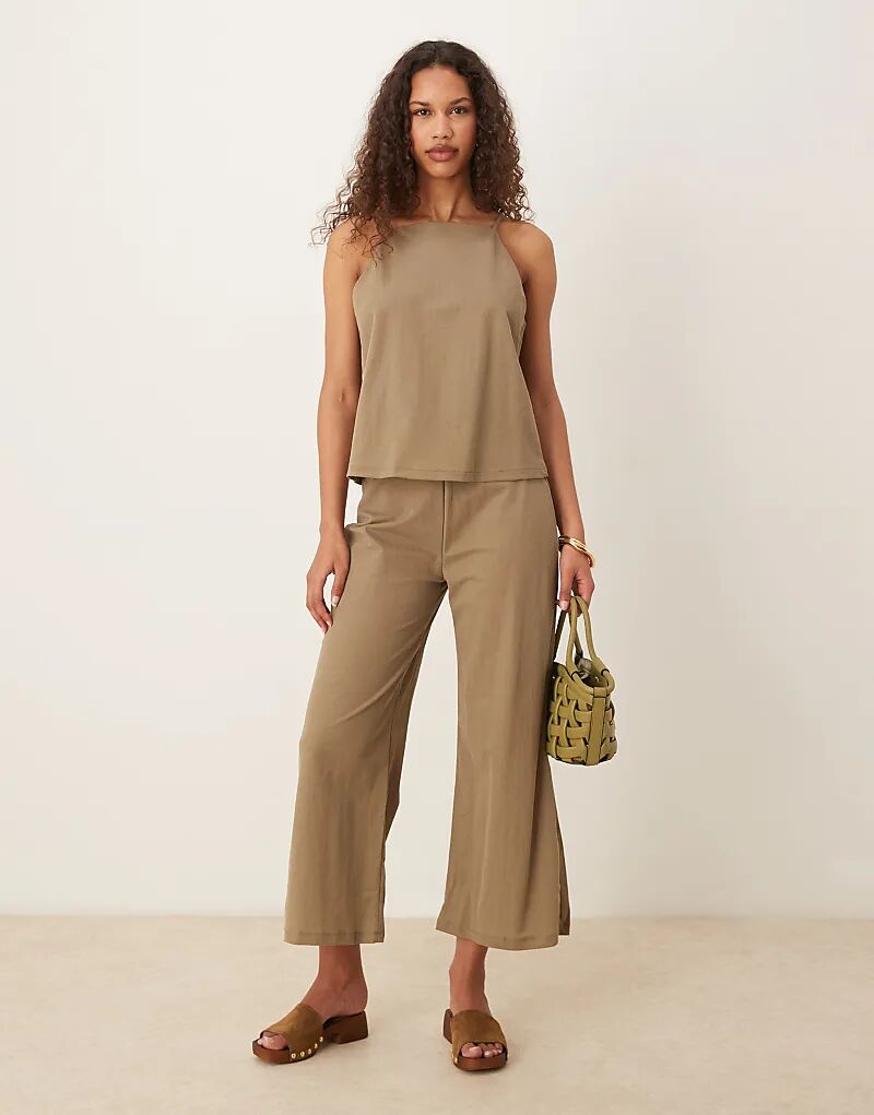 Комбинированные брюки Mango из смеси льна с эластичной талией и широкими штанинами бежевого цвета
Комбинированные брюки Mango из смеси льна с эластичной талией и широкими штанинами бежевого цвета