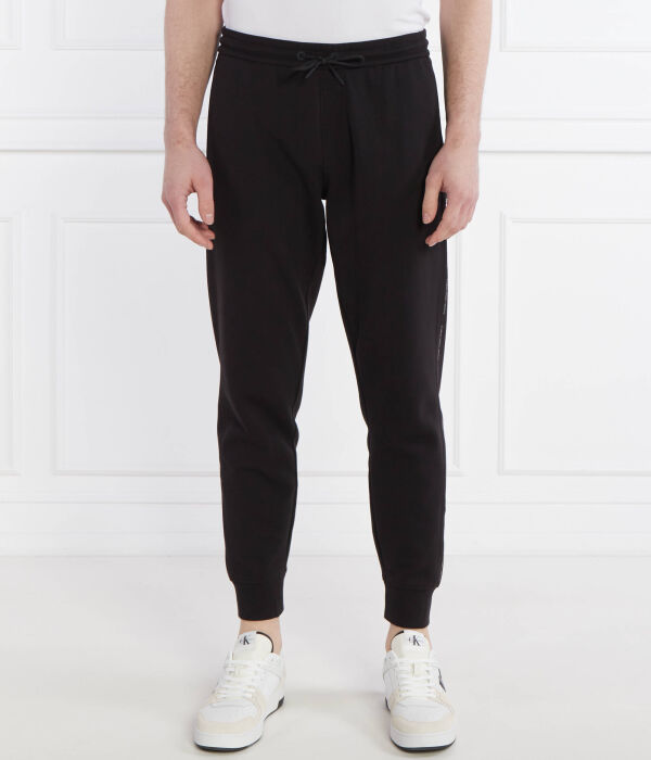 Штаны спортивные Calvin Klein Jeans Regular Fit с логотипом, черный
Штаны спортивные Calvin Klein Jeans Regular Fit с логотипом, черный