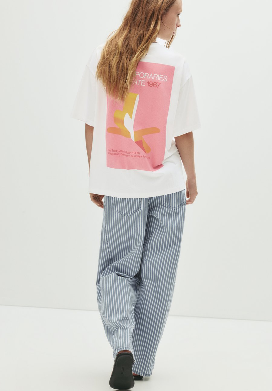 Футболка PULL&BEAR TATE GALLERY, White
Футболка PULL&BEAR TATE GALLERY, White