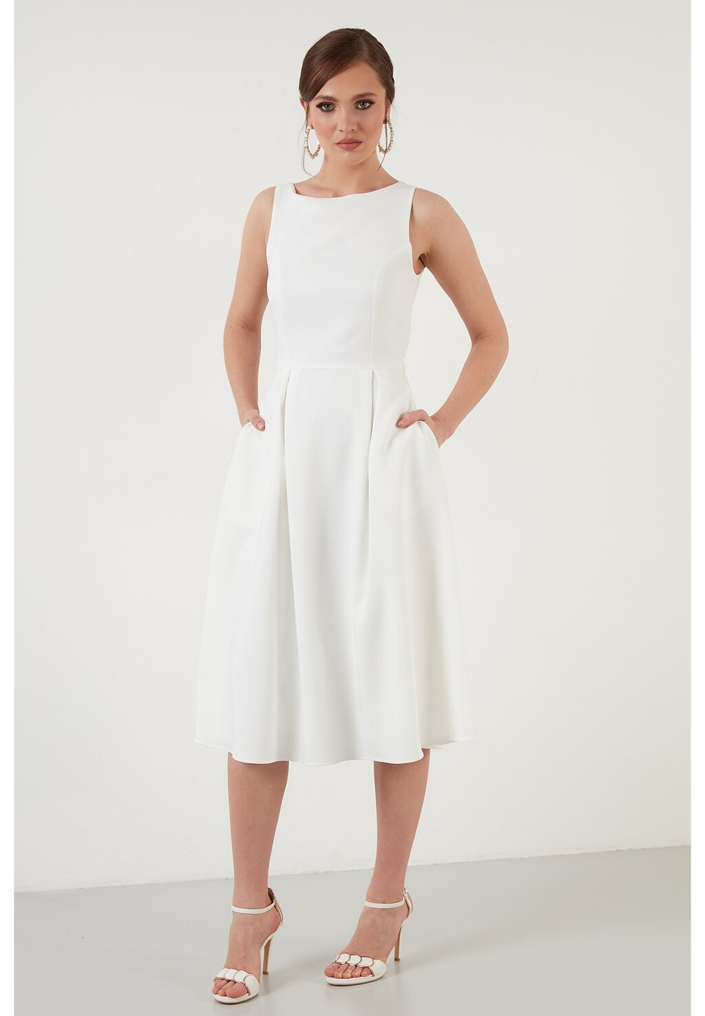 Повседневное платье CREW NECK PLEATED MIDI LELA, кремовый
Повседневное платье CREW NECK PLEATED MIDI LELA, кремовый