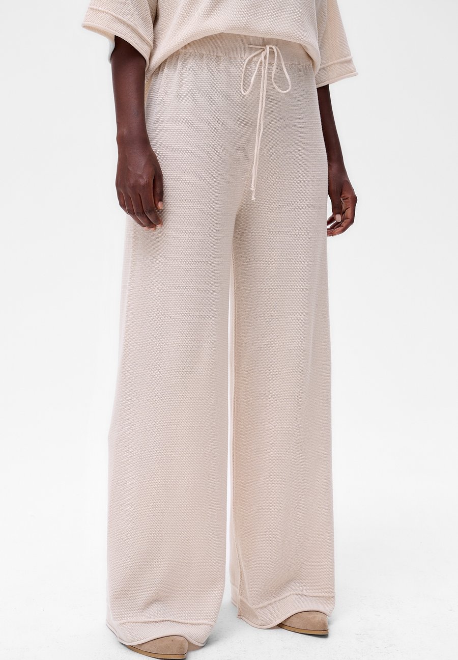 Брюки blue shadow KLAI, Beige
Брюки blue shadow KLAI, Beige