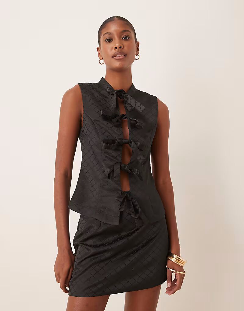 Гламурный топ с завязкой-бантом спереди в черную клетку Glamorous
Гламурный топ с завязкой-бантом спереди в черную клетку Glamorous