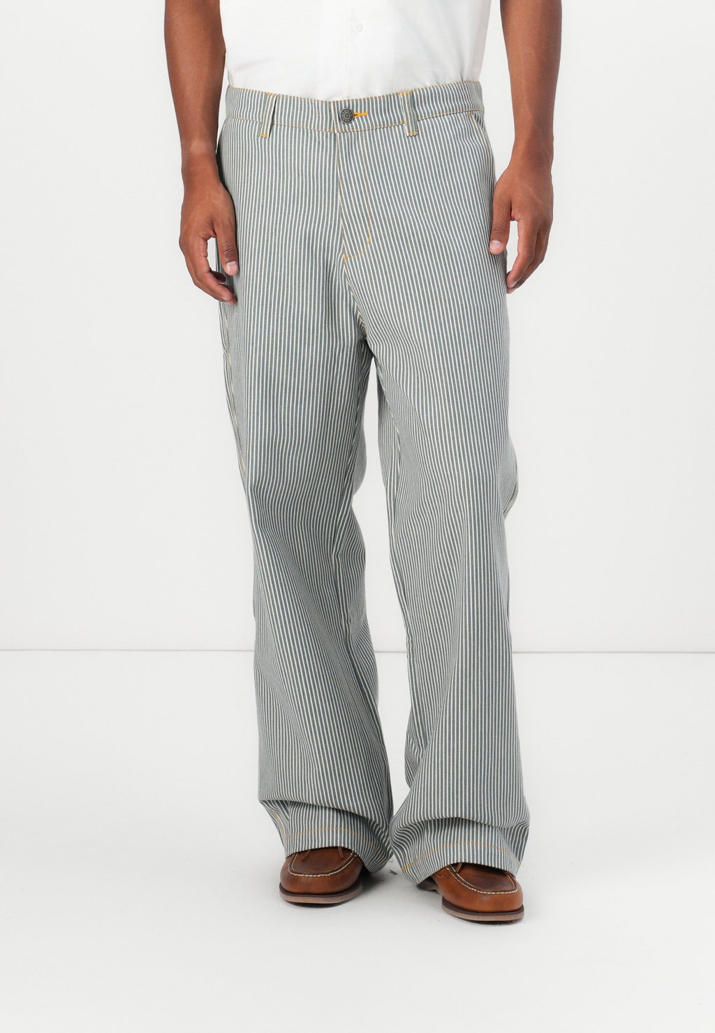 Джинсы свободного кроя New Era, светло-голубой
Джинсы свободного кроя New Era, светло-голубой