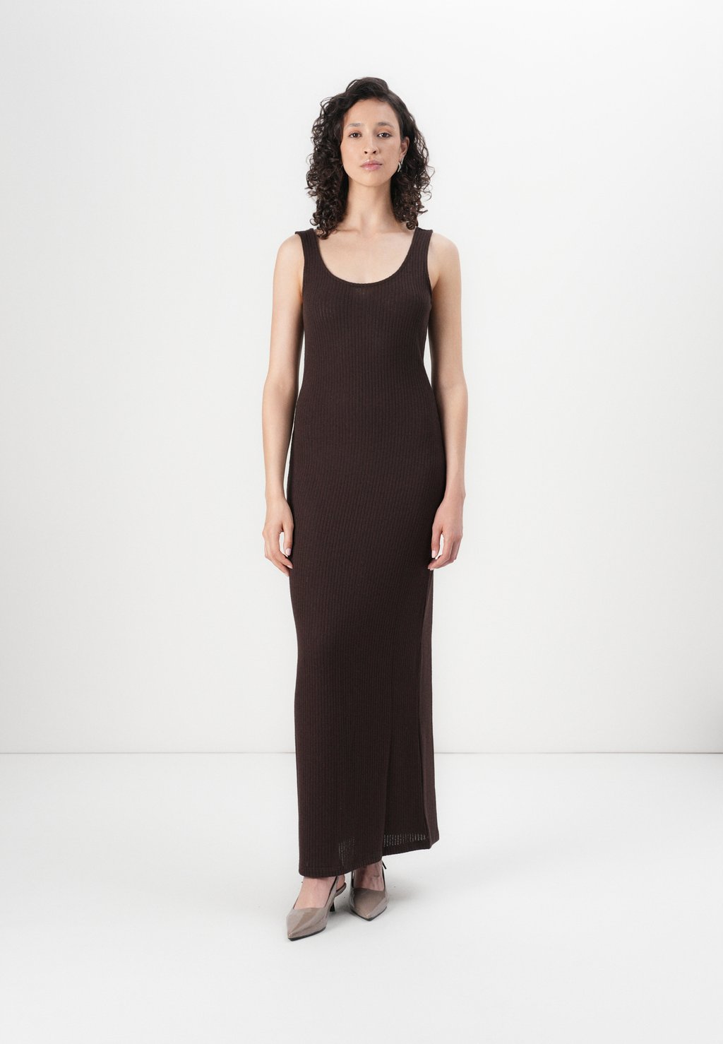Платье макси MAXI DRESS - Jumper dress Gina Tricot, коричневый 
Платье макси MAXI DRESS - Jumper dress Gina Tricot, коричневый