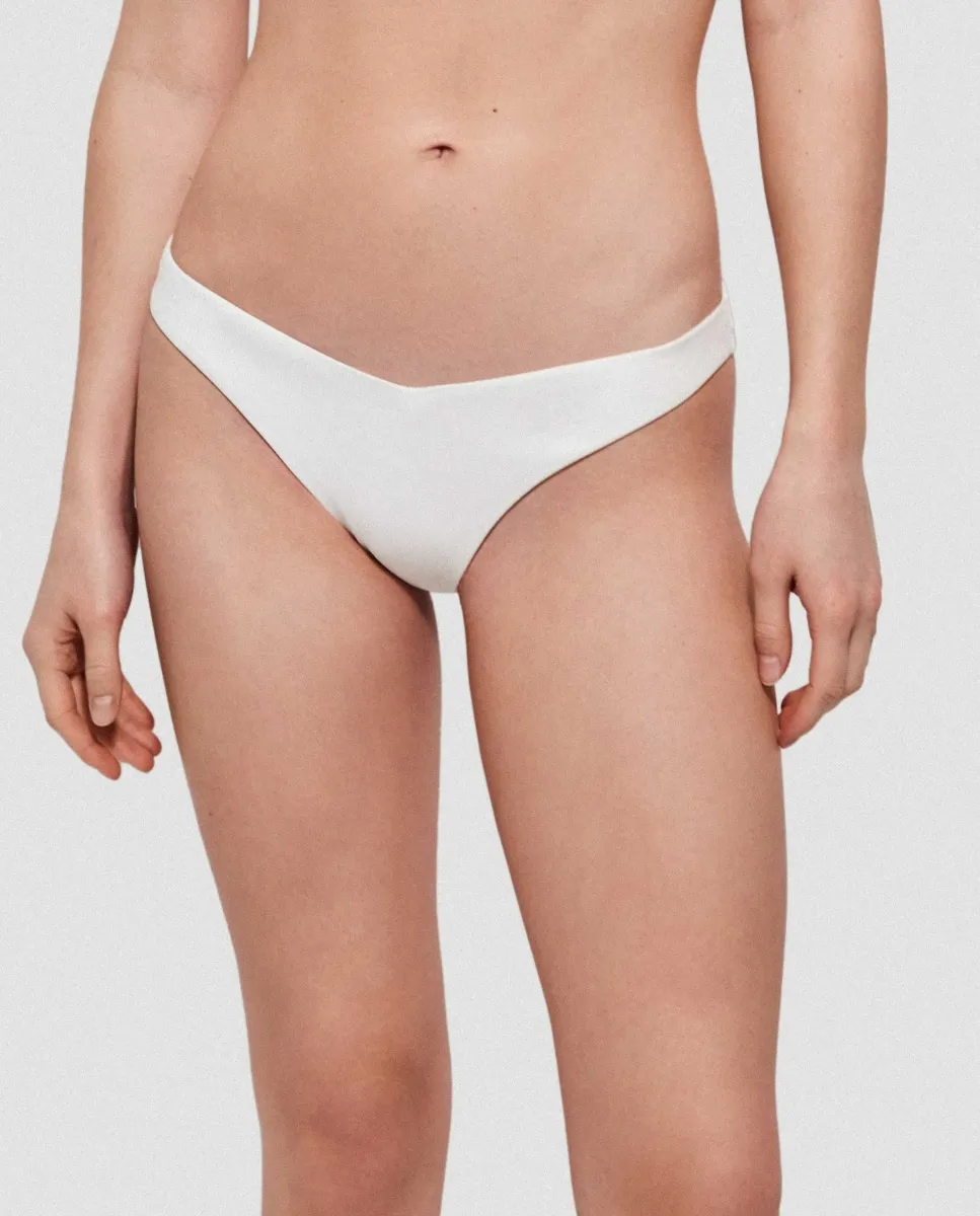 Плавки бикини с V-образным вырезом, вырезанные лазером, из гладкой ткани Gisela, белый
Плавки бикини с V-образным вырезом, вырезанные лазером, из гладкой ткани Gisela, белый