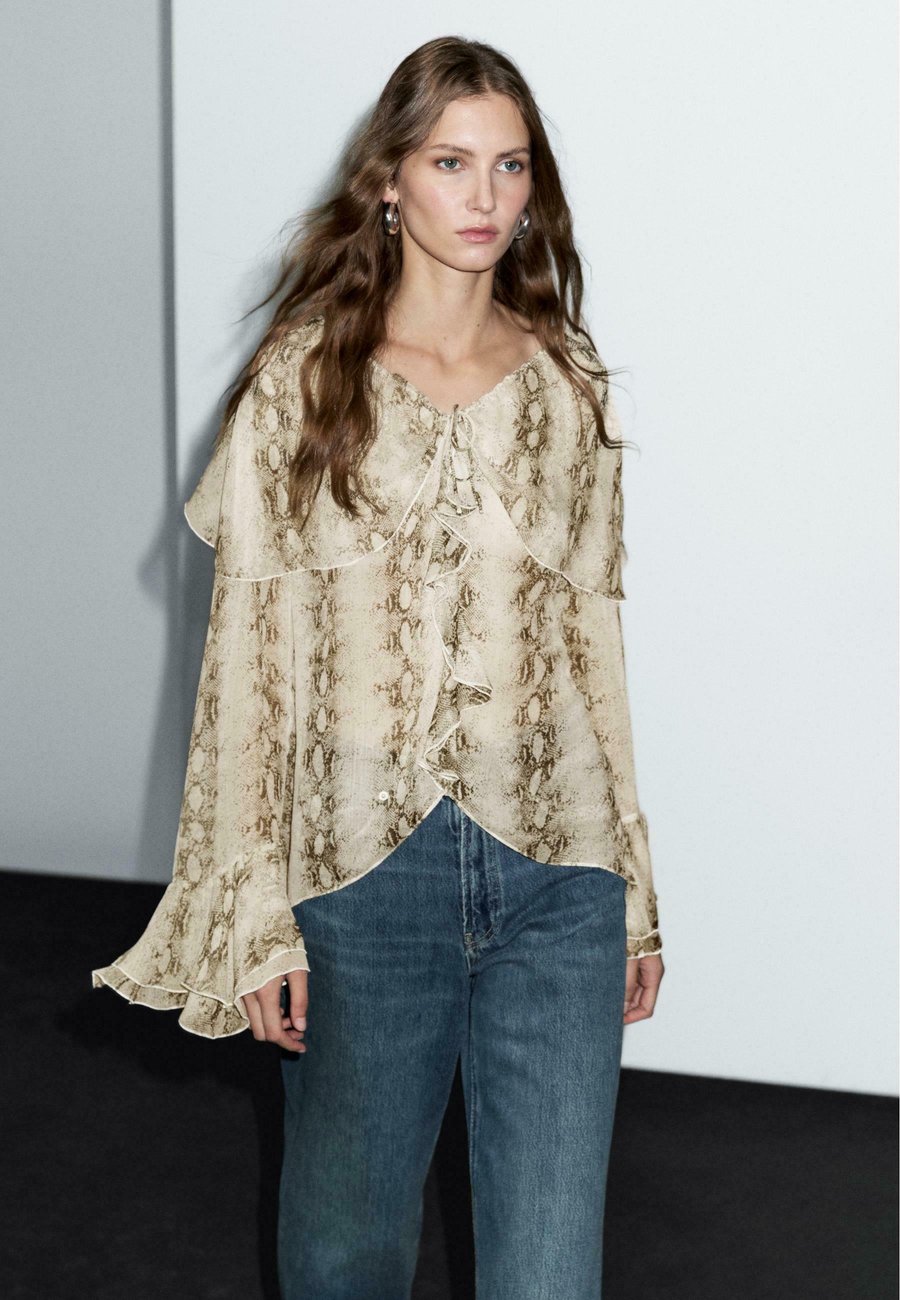 Блуза Massimo Dutti SNAKESKIN PRINT GARMENT WITH RUFFLES, Beige
Блуза Massimo Dutti SNAKESKIN PRINT GARMENT WITH RUFFLES, Beige