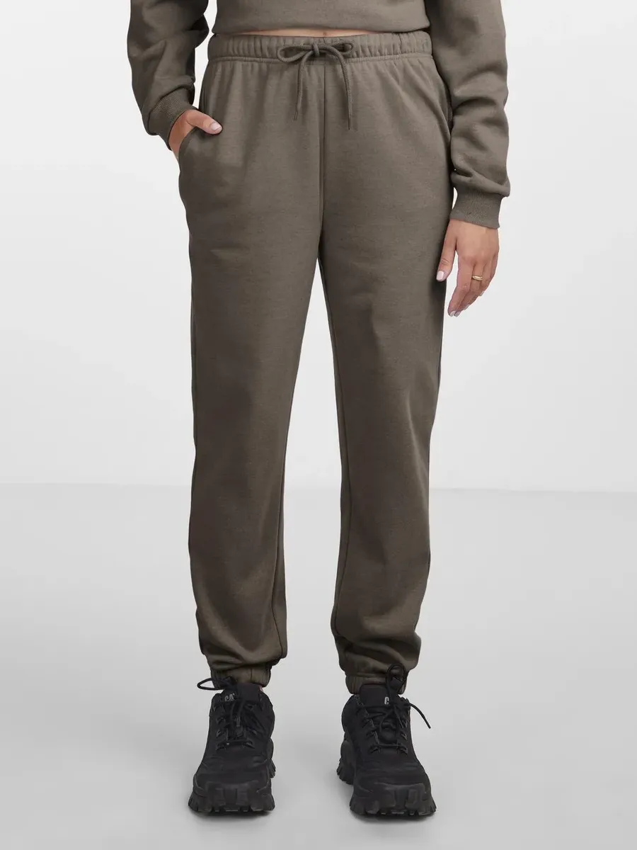 Спортивные штаны "PCCHILLI HW SEAT PANTS NOOS BC" Pieces, цвет Morel
Спортивные штаны "PCCHILLI HW SEAT PANTS NOOS BC" Pieces, цвет Morel