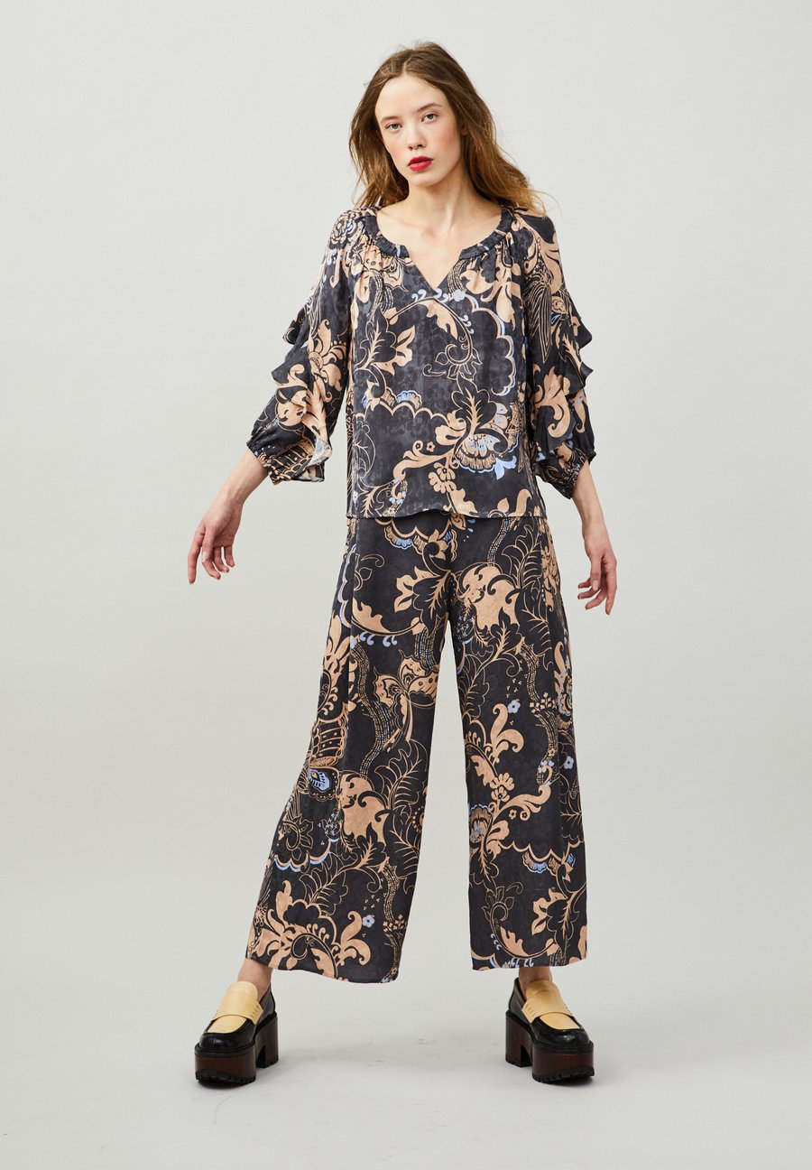 Блуза Odd Molly RILEY, Asphalt/Dark Grey
Блуза Odd Molly RILEY, Asphalt/Dark Grey