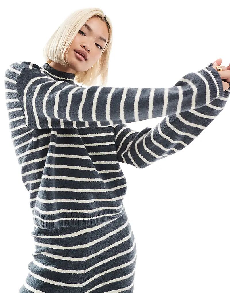 Джемпер Pieces с высоким воротом в серо-голубую полоску
Джемпер Pieces с высоким воротом в серо-голубую полоску