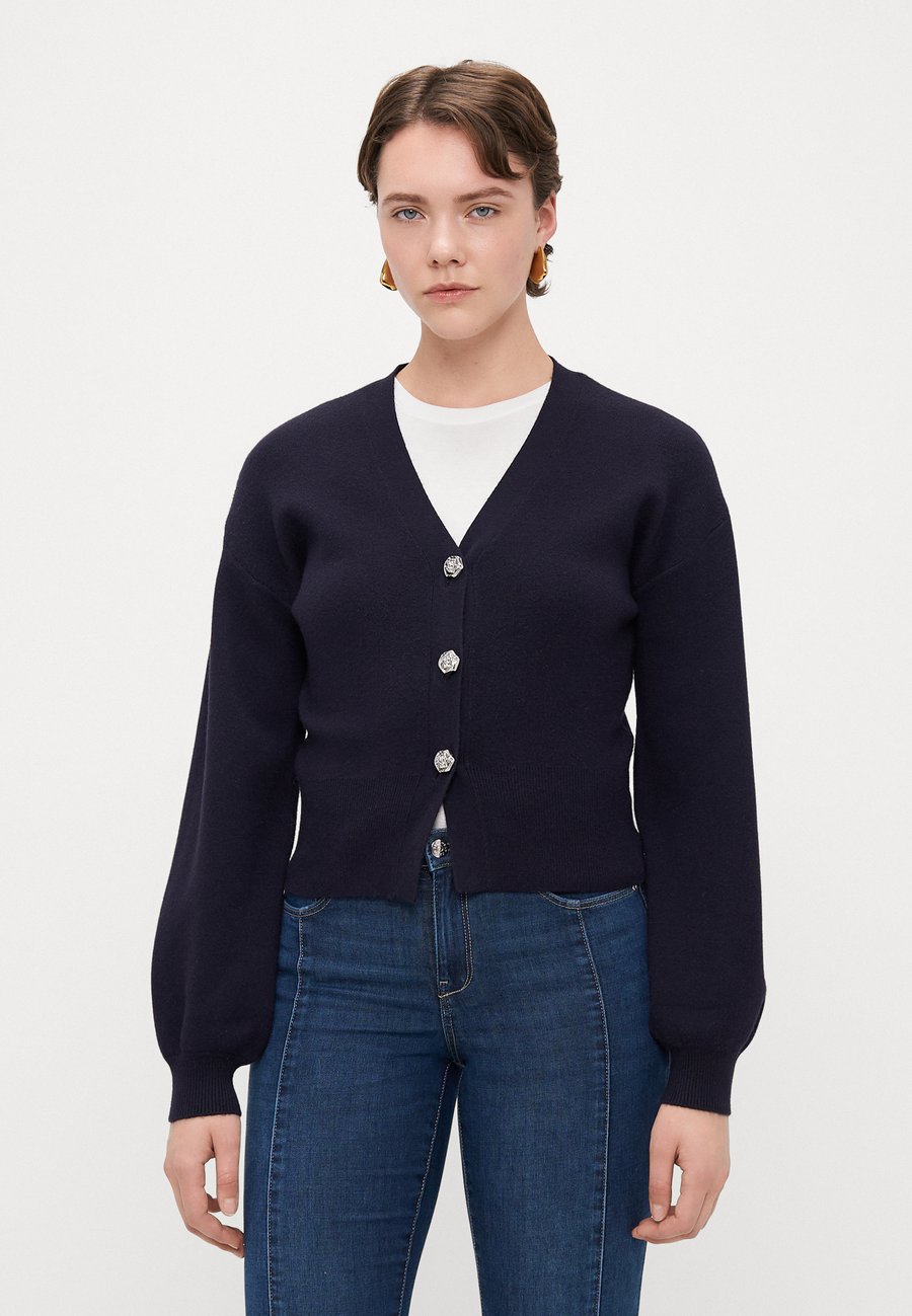 Кардиган ONLY Tall ONLIBI FULLNEDDLE CARDIGAN, Night Sky/Silver-Coloured/Blue
Кардиган ONLY Tall ONLIBI FULLNEDDLE CARDIGAN, Night Sky/Silver-Coloured/Blue