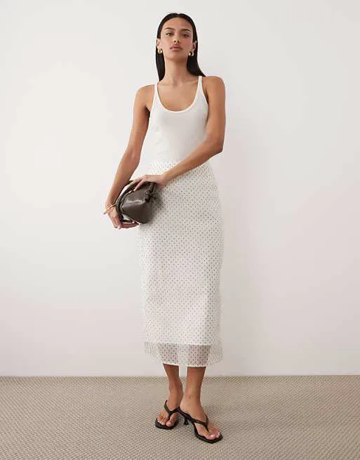 Юбка миди цвета слоновой кости в горошек на сетчатой подкладке Ghospell
Юбка миди цвета слоновой кости в горошек на сетчатой подкладке Ghospell