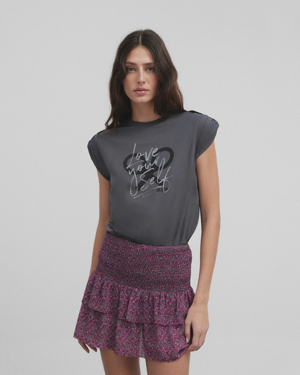 Женская футболка с рисунком спереди и раскатанными рукавами Silbon, чёрный
Женская футболка с рисунком спереди и раскатанными рукавами Silbon, чёрный