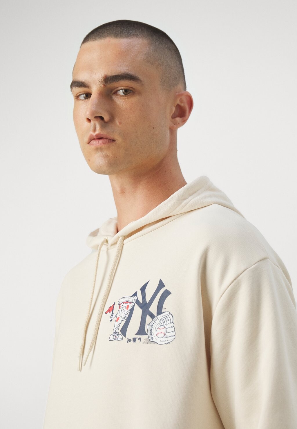 Толстовка с символикой MLB NEW YORK YANKEES FOOD GRAPHIC OVERSIZE HOODIE New Era, бежевый
Толстовка с символикой MLB NEW YORK YANKEES FOOD GRAPHIC OVERSIZE HOODIE New Era, бежевый