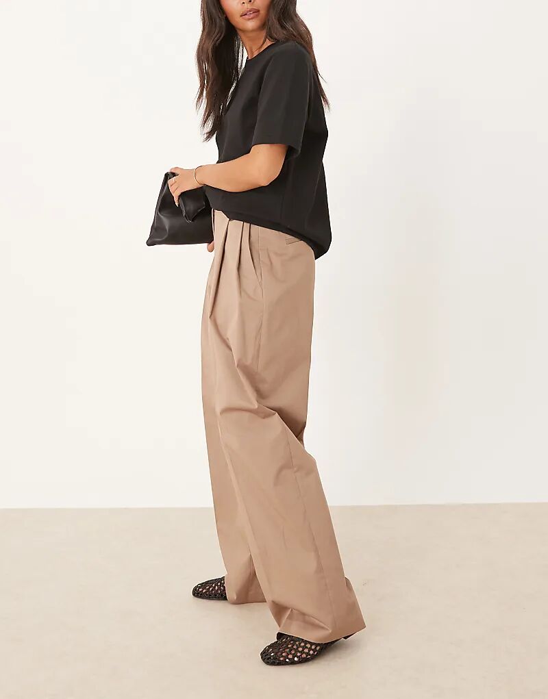 Брюки Mango со складками спереди светло-бежевого цвета
Брюки Mango со складками спереди светло-бежевого цвета