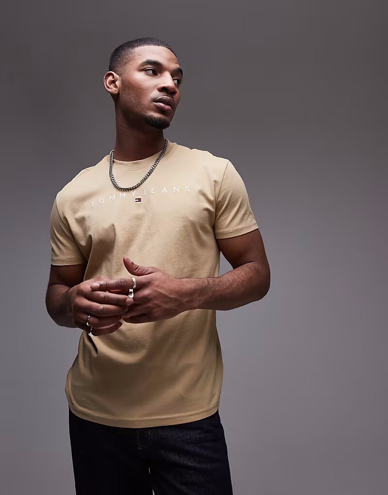 Футболка Tommy Jeans с линейным логотипом бежевого цвета
Футболка Tommy Jeans с линейным логотипом бежевого цвета