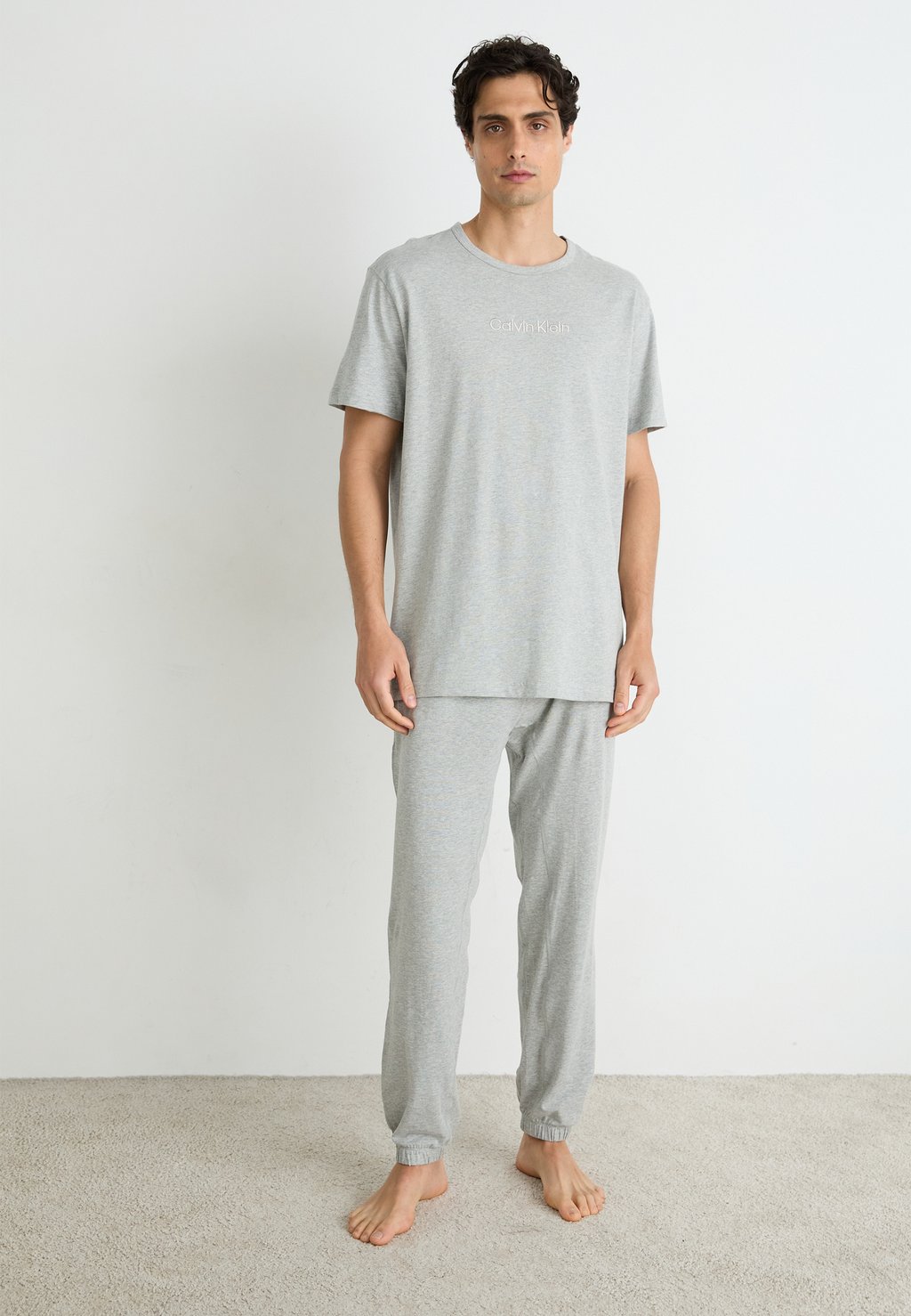 Пижама JOGGER SET Calvin Klein Underwear, белый
Пижама JOGGER SET Calvin Klein Underwear, белый