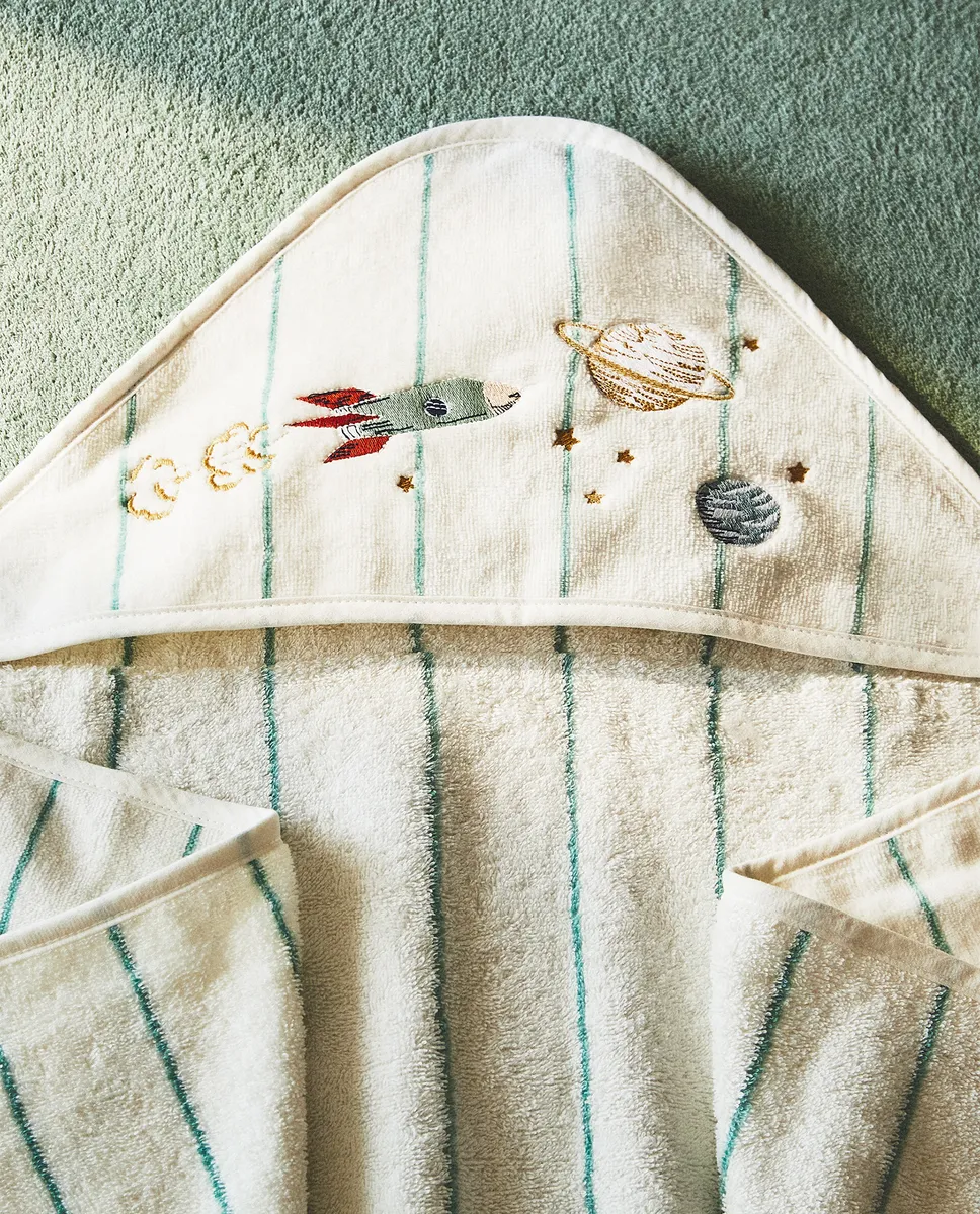 Детское полосатое полотенце с капюшоном и космическим пространством Zara Home, экрю/зеленый
Детское полосатое полотенце с капюшоном и космическим пространством Zara Home, экрю/зеленый