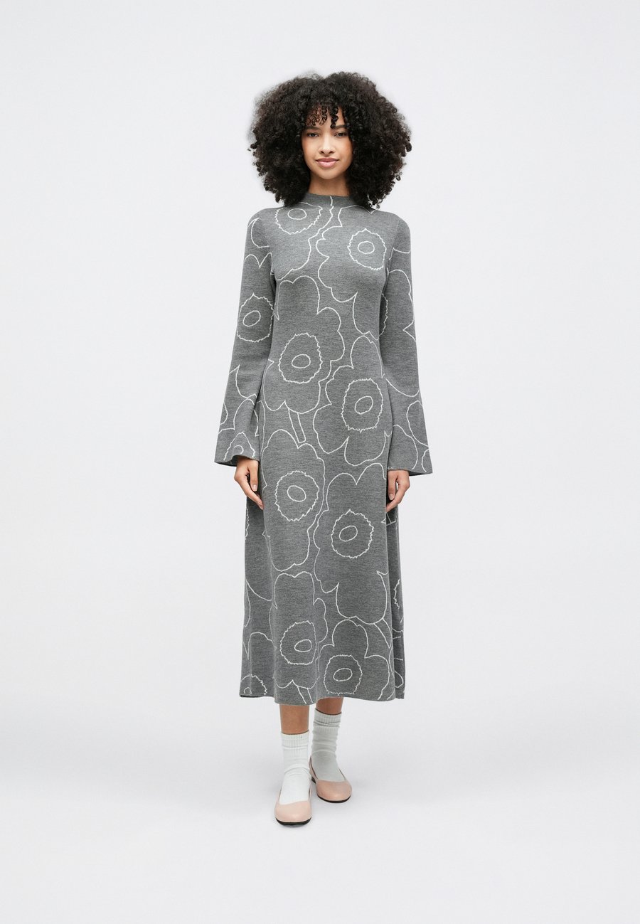 Платье Marimekko WILLAT PIIRTO UNIKKO, Dark Grey/Off White/Dark Grey
Платье Marimekko WILLAT PIIRTO UNIKKO, Dark Grey/Off White/Dark Grey