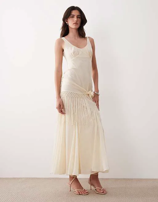 ASOS DESIGN chiffon draped fringe detail maxi dress in buttermilk spot
ASOS DESIGN chiffon draped fringe detail maxi dress in buttermilk spot