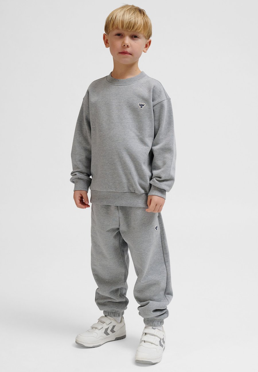Толстовка Hummel LOOSE CREWNECK BEE, Grey Melange/Grey
Толстовка Hummel LOOSE CREWNECK BEE, Grey Melange/Grey
