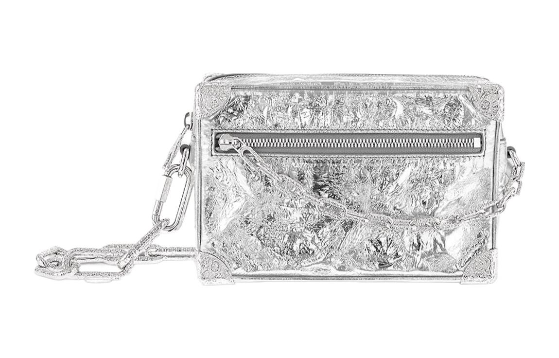 LOUIS VUITTON Мягкий кожаный кофр через плечо миниатюрный мужской серебристый
LOUIS VUITTON Мягкий кожаный кофр через плечо миниатюрный мужской серебристый