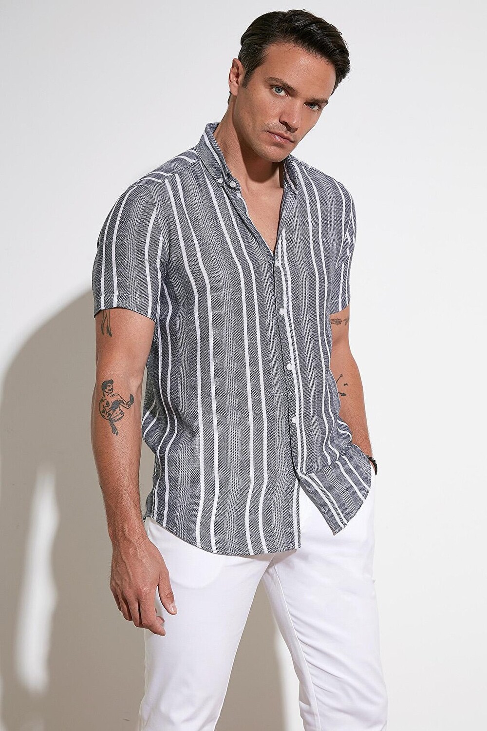 Рубашка приталенного кроя из 100 % хлопка в тонкую полоску с воротником на пуговицах CF23S116097 Buratti, черный
Рубашка приталенного кроя из 100 % хлопка в тонкую полоску с воротником на пуговицах CF23S116097 Buratti, черный