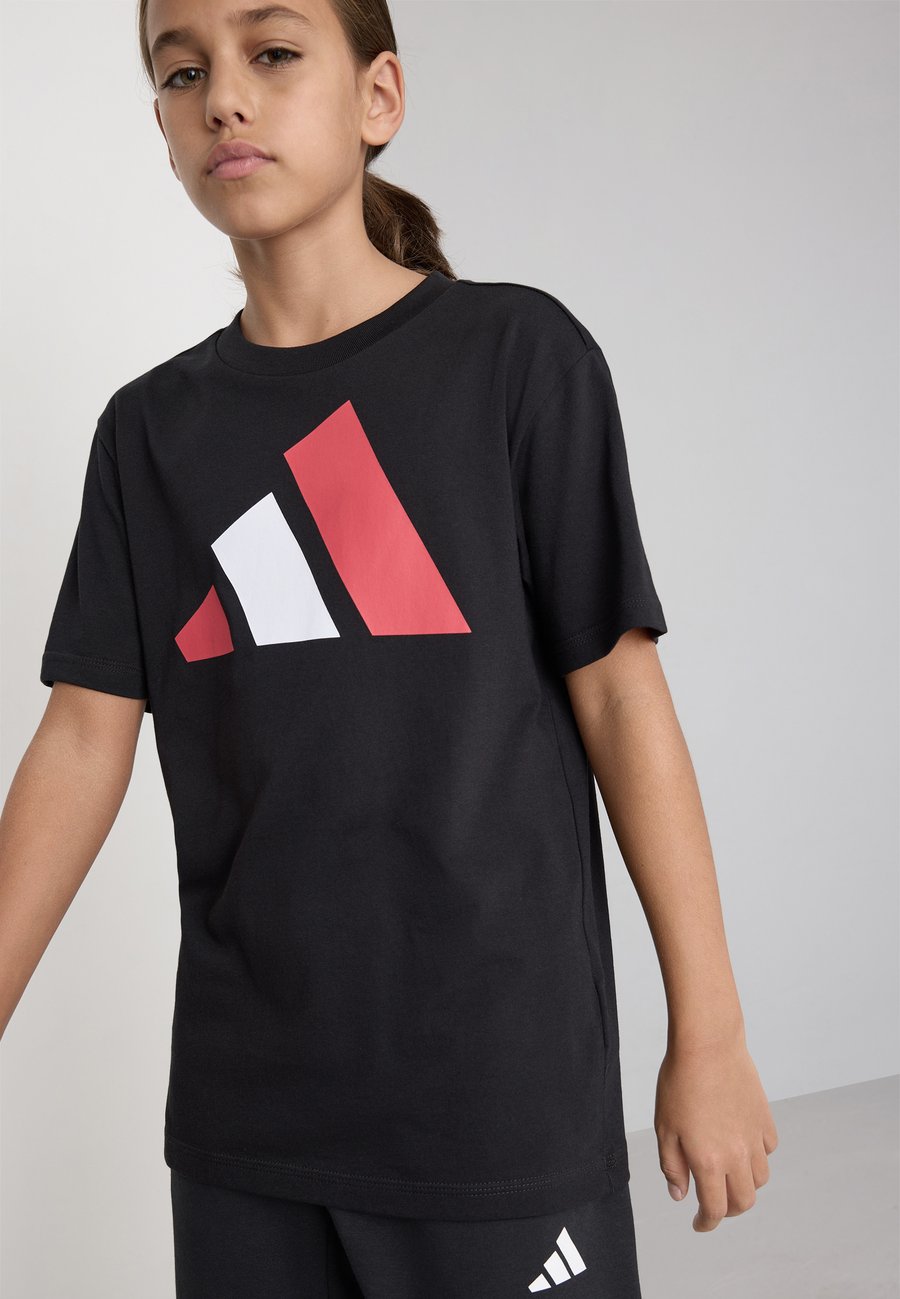 Футболка Adidas Performance ESSENTIALS JUNIOR UNISEX, Black/Pure Ruby/White/Black, Белый, Футболка Adidas Performance ESSENTIALS JUNIOR UNISEX, Black/Pure Ruby/White/Black
Футболка Adidas Performance ESSENTIALS JUNIOR UNISEX, Black/Pure Ruby/White/Black, Белый, Футболка Adidas Performance ESSENTIALS JUNIOR UNISEX, Black/Pure Ruby/White/Black