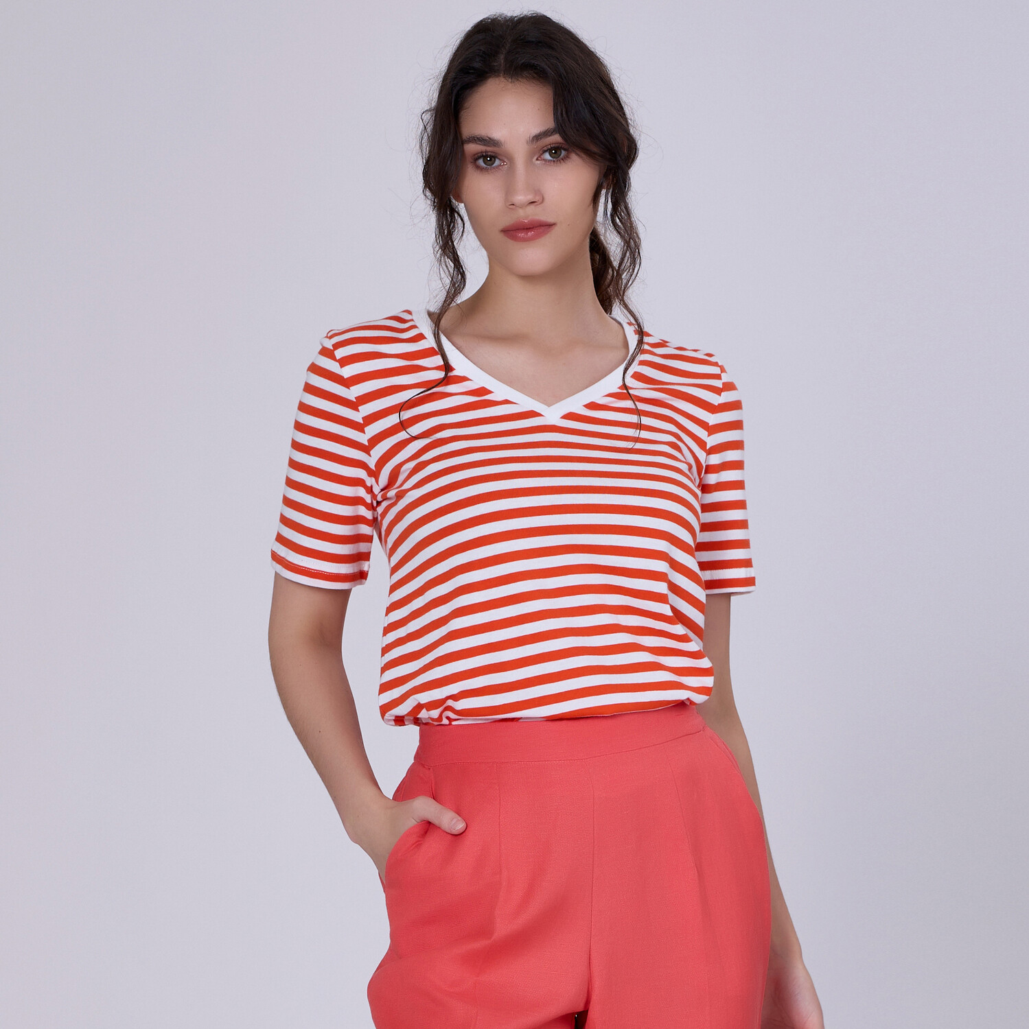 Полосатая хлопковая футболка с v-образным вырезом S&J Weekends, красный
Полосатая хлопковая футболка с v-образным вырезом S&J Weekends, красный