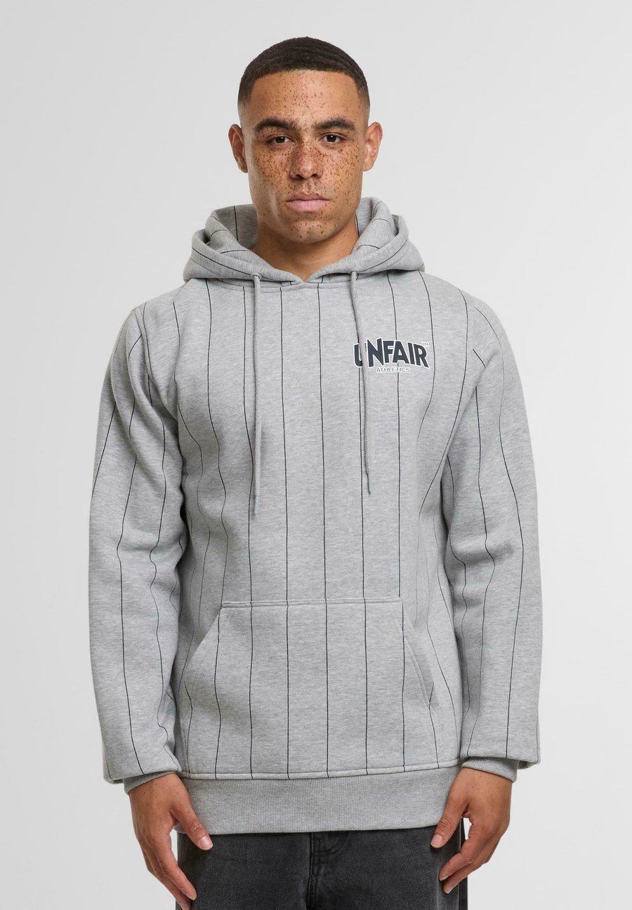 Худи UNFAIR ATHLETICS CLASSIC LABEL PINSTRIPES, Grey Melange/Mottled Grey
Худи UNFAIR ATHLETICS CLASSIC LABEL PINSTRIPES, Grey Melange/Mottled Grey