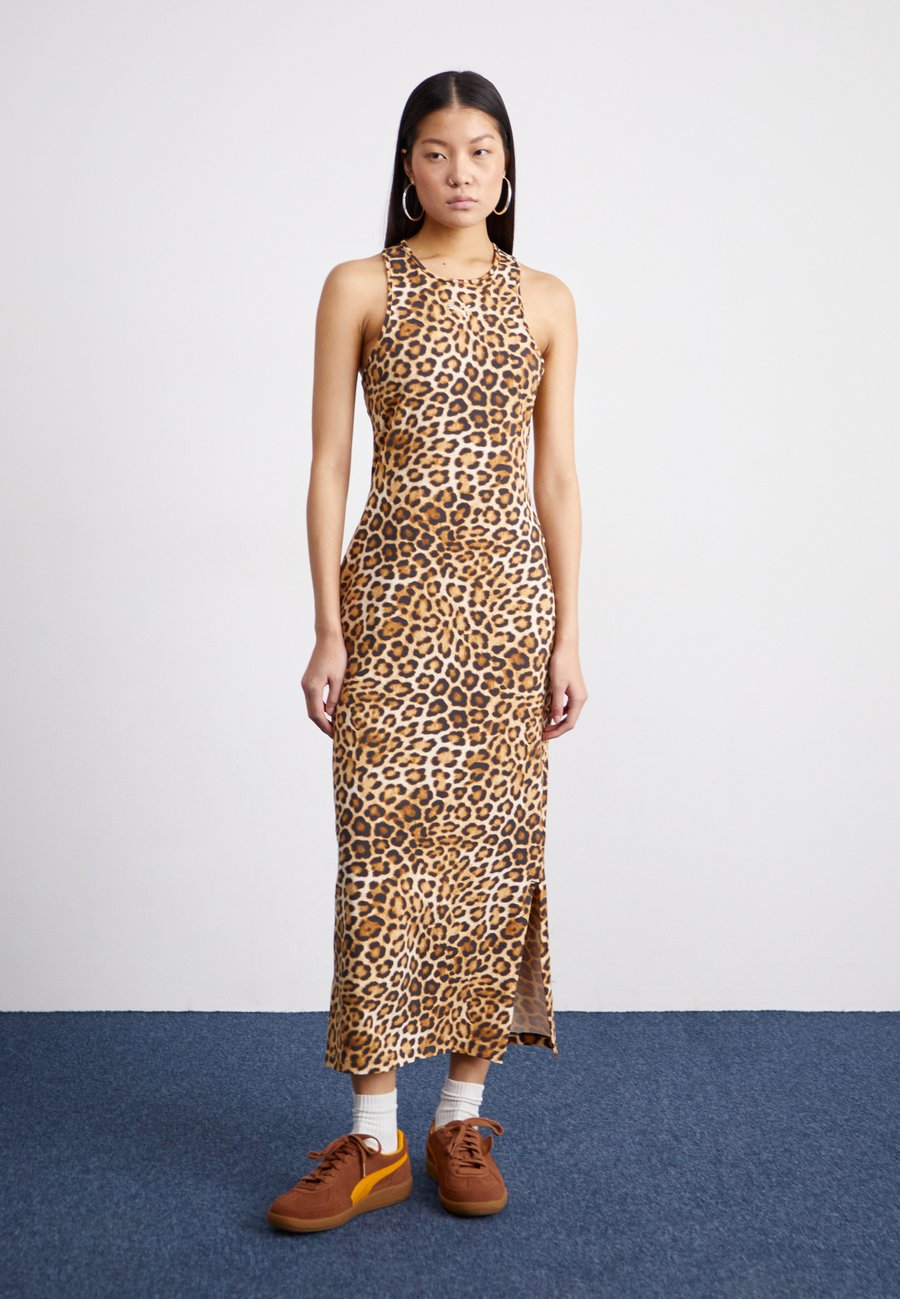 Платье Puma LEO LUXE SLIM AOP , Alpine Snow/Brown
Платье Puma LEO LUXE SLIM AOP , Alpine Snow/Brown